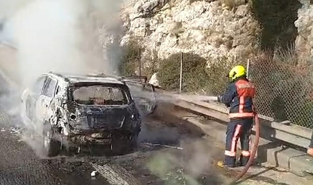 Tarsus'ta seyir halinde alev alan otomobil yandı
