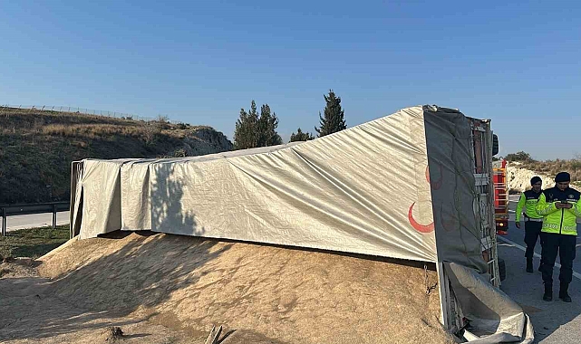 Tarsus'ta yem yüklü tır kaza yaptı: 1 yaralı
