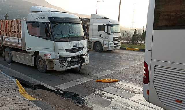 TIR, personel servisine çarptı: 4 yaralı
