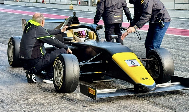 Türkiye'nin İlk Kadın Formula Pilotu Sena Savaşer, İspanya ve İtalya'da F1 Pistine Çıktı