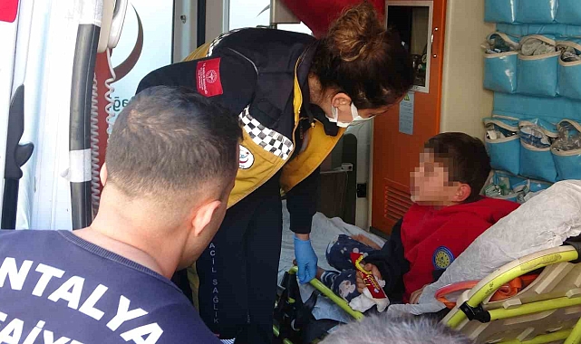Yangından kurtarılıp ambulansa alındı