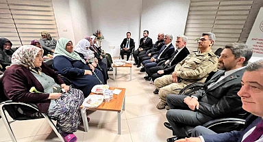 Yılbaşı gecesi huzurevindeki yaşlılara ziyaret