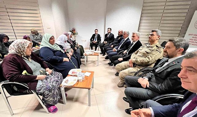 Yılbaşı gecesi huzurevindeki yaşlılara ziyaret