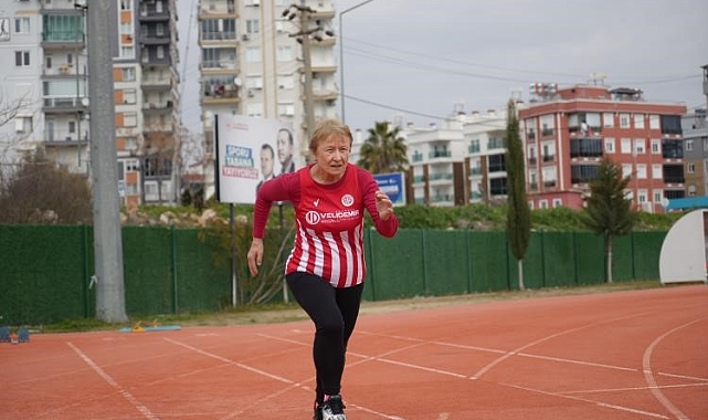 82 yaşındaki atlet, pistlerin tozunu atıyor