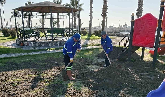 Akdeniz'de park ve yeşil alanlar bakımdan geçiriliyor