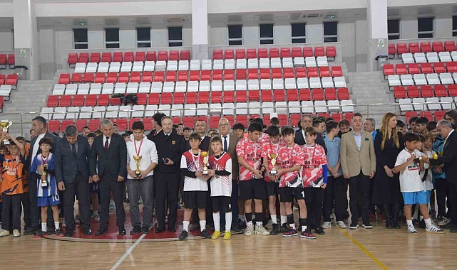 Aksu'da Okul Sporları Futsal Turnuvası sona erdi