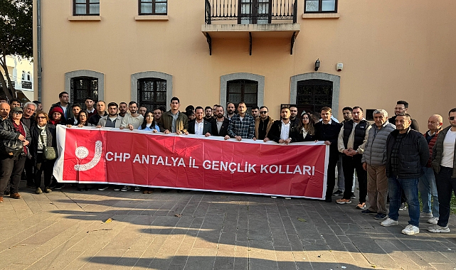 Antalya CHP Gençlik Kolları İhraç Edilen Teğmenlere Destekte Bulundu