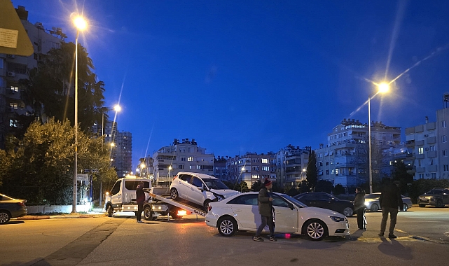 Antalya’da Otomobillerin Çarpışması Sonucu Maddi Hasar Oluştu