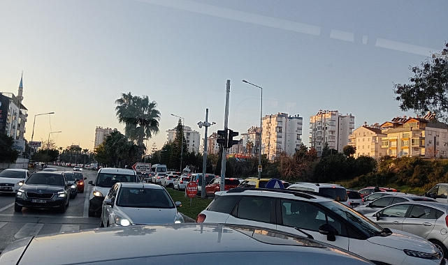 Antalya'da Trafik Yoğunluğu Sürüyor