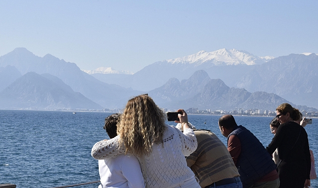 Antalya'da Vatandaşlar ve Turistler, Şubat Ayının İlk Gününde de Güneşli Havanın Tadını Çıkarttı
