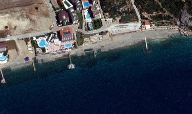 Antalya kıyılarında deniz doldurularak yapılan iskeleler, uydu fotoğraflarında
