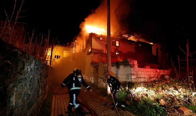 Antalya'da 150 yıllık tarihi ev alev alev yandı