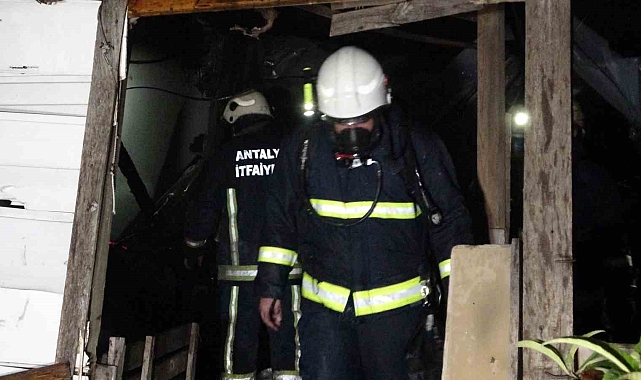 Antalya'da gecekonduda çıkan yangın korkuttu