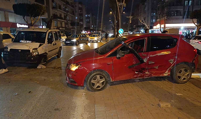 Antalya'da hafif ticari araçla otomobil çarpıştı: 3 yaralı
