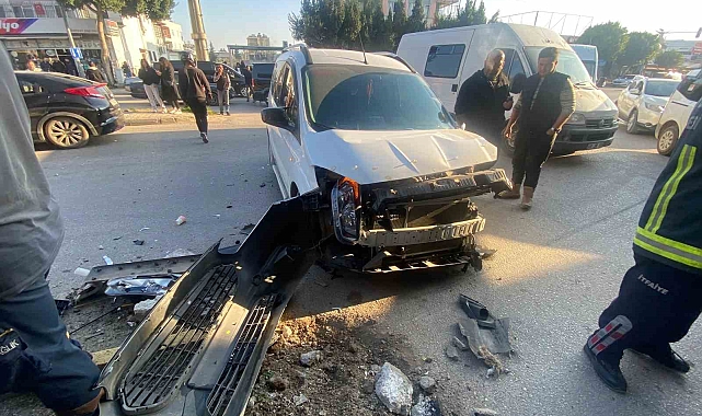 Antalya'da iki araç çarpıştı: 1 ağır yaralı