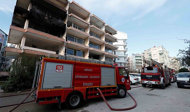 Antalya'da Kentsel Dönüşümdeki Binada Çıkan Yangını İtfaiye Söndürdü