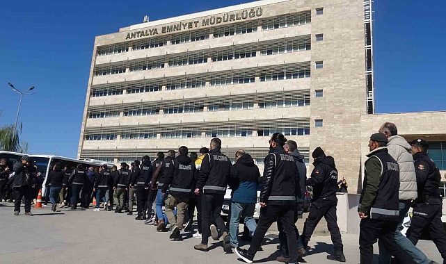 Antalya'da 'KISKAÇ-40' operasyonunda yakalanan 77 kişi adliyeye sevk edildi
