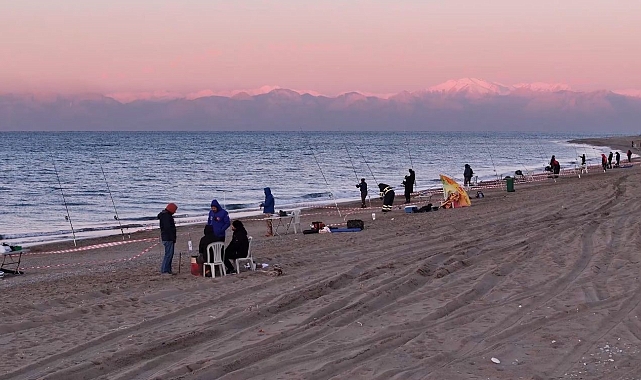 Antalya'da kıyıdan balık yakalama turnuvası
