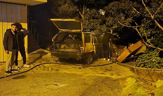 Antalya'da park halinde alev alan Otomobil hurdaya döndü