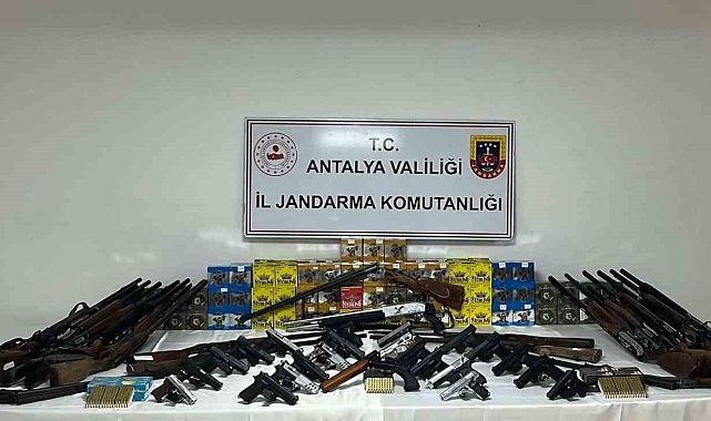Antalya&#039;da ruhsatsız silah operasyonu, 22 şüpheli hakkında işlem başlatıldı