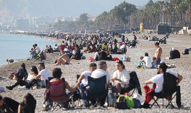 Antalya'da tatilin son gününde sahilde yoğunluk