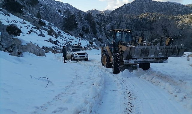 Antalya'da yayla dönüşü araçlarıyla yolda mahsur kalan 3 kişi kurtarıldı