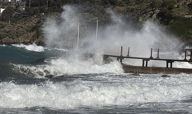 Bodrum'da fırtına etkili oldu, feribot seferleri iptal oldu