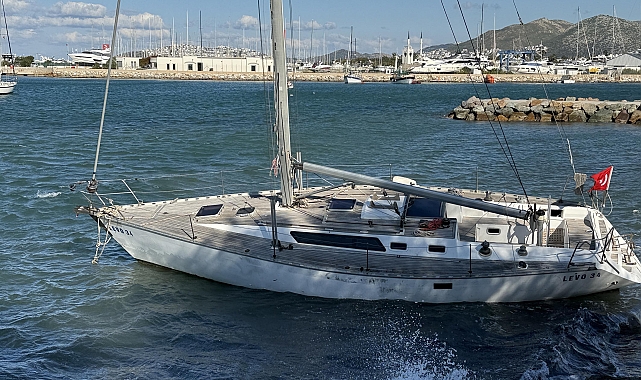 Bodrum'da fırtına; yelkenli tekne karaya oturdu, feribot seferleri iptal