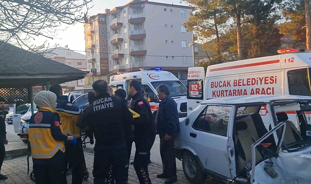 Burdur&#039;da 3 aracın karıştığı kazada 9 kişi yaralandı
