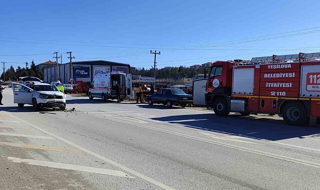 Burdur'da iki otomobil çarpıştı: 2 yaralı