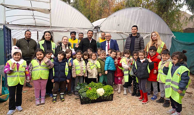 Çocuklar, Serada Yetiştirdikleri Ürünleri Hasat Etti