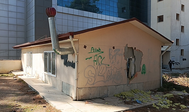 Duvar ve kamerayı boyayıp, depoya girdiler