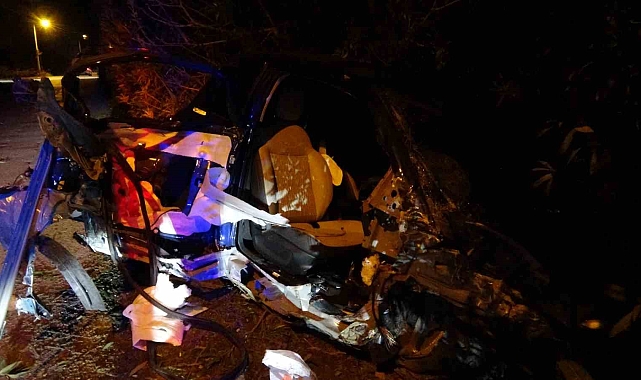Elektrik direğine çarpan Fiat otomobil hurdaya döndü: 2 yaralı