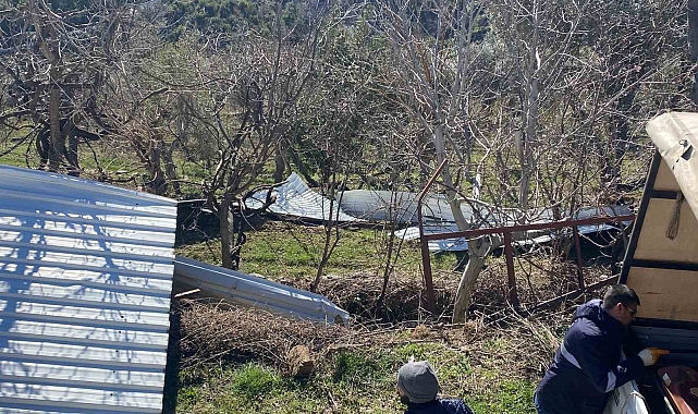 Fırtına Gazipaşa'da Köy Konağının Çatısını Uçurdu