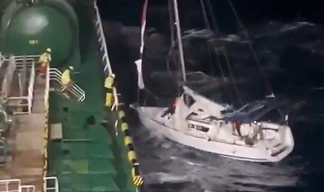 Fırtınada yelkeni yırtılan teknedeki 2 kişiyi, tanker personeli kurtardı