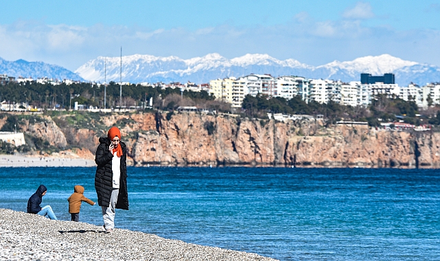 Güneşi Kaçırmayıp, Karlı Dağ Manzarasında Yürüdüler