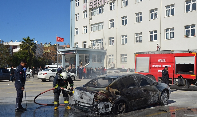 Hastane otoparkındaki otomobil yandı
