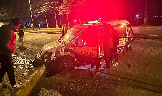 İhbara giderken kaza yapan polis memuru, vatandaşların müdahalesiyle kurtarıldı