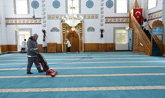 Isparta'da camilerde Ramazan temizliği