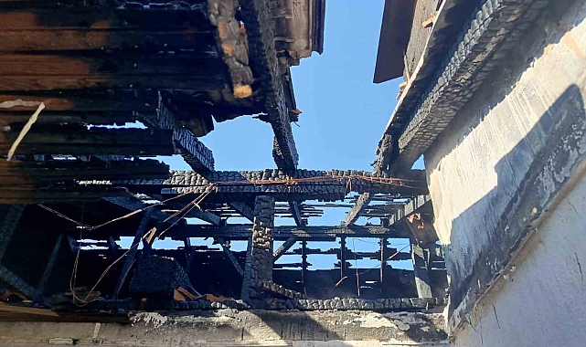 Isparta'da çatıda çıkan yangın kısa sürede söndürüldü