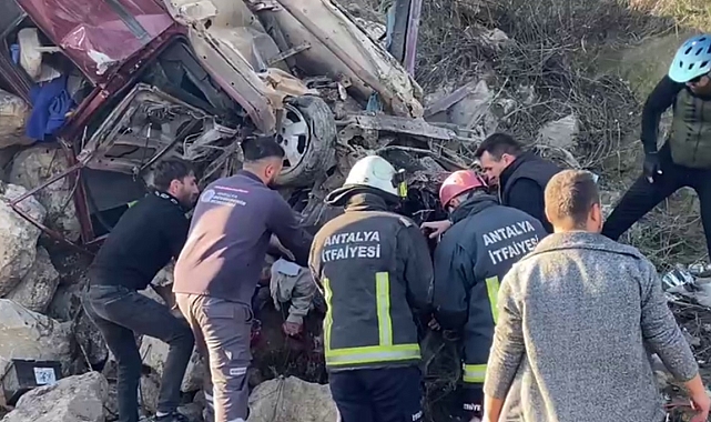 İstinat duvarına çarpan Tofaş hurdaya döndü, araçta sıkışan genç güçlükle kurtarıldı