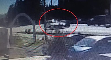 Manavgat'ta kavşakta iki otomobil çarpıştı