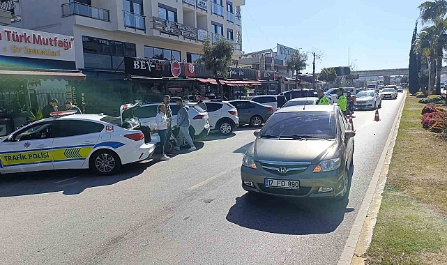 Manavgat'ta otomobile arkadan çarpan motosikletli yaralandı