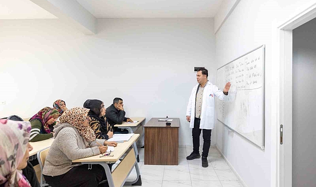 MERCEK Meslek Edindirme Merkezi'nde vatandaşlar okuma-yazma öğreniyor