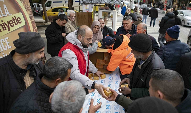 Mersin'de Berat Kandili'nde 15 Bin Kandil Simidi Dağıtıldı