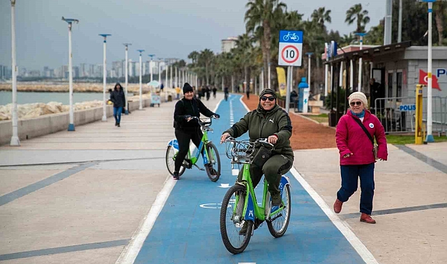 Mersin'de kadınlar bisiklet sürmeyi öğreniyor