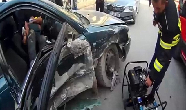 Mersin'de otomobilde sıkışan sürücüyü itfaiye ekipleri kurtardı