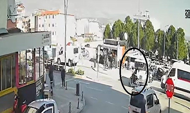 Motorlu Bisiklet İle Cenaze Aracı Çarpıştı: 2 Yaralı