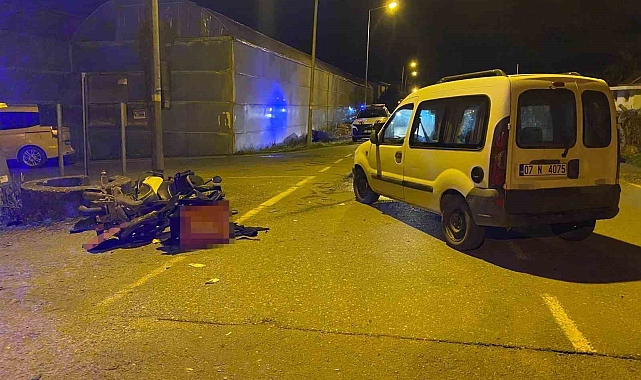 Motosikletle hafif ticari araç çarpıştı: 1'i ağır 2 kişi yaralandı
