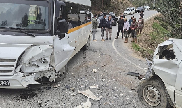 Öğrenci Servisiyle Kamyonet Çarpıştı; 20 Öğrenci Yaralandı